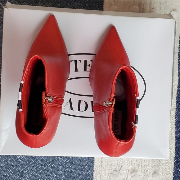🆕️ STEVE MADDEN KNOCK RED BOOTIES - Picture 7 of 8